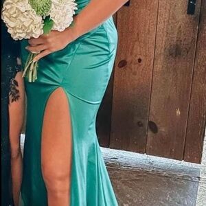Chic Emerald Green Prom Dress with Slit